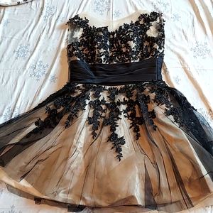 Size 8, color cream and black